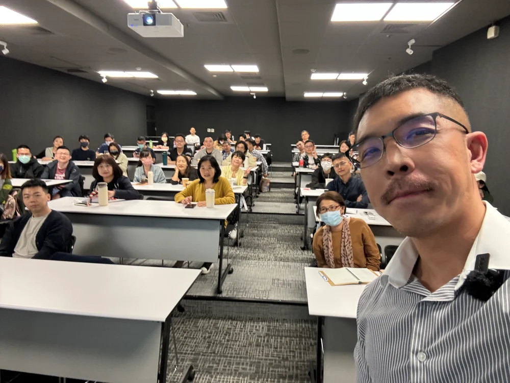 量價力學研究所實體課堂，老師與學員合影